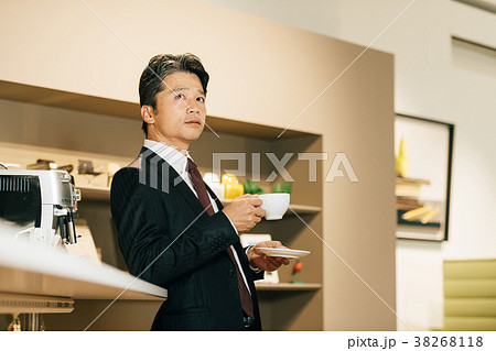 コーヒーを飲む男性の写真素材