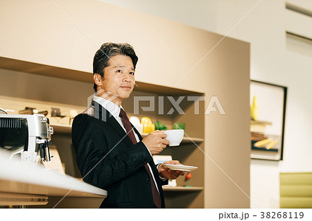 コーヒーを飲む男性 コーヒーを飲む男性 38268119