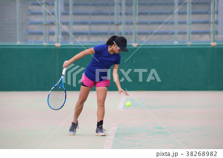 サーブを打つジュニアテニスプレイヤー サーブを打つジュニアテニスプレイヤー 38268982