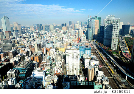 東京のビル群の中を走るドクターイエロー新幹線 38269815