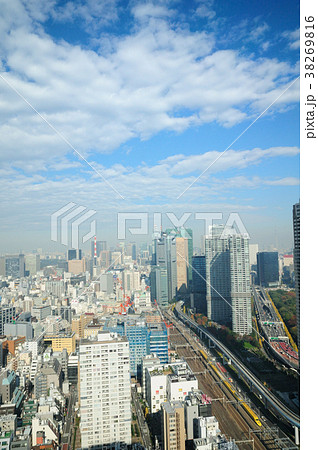 東京のビル群の中を走るドクターイエロー新幹線 38269816