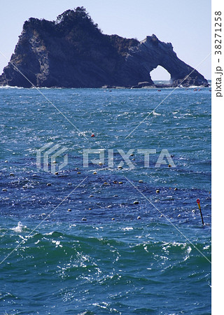 千葉県鋸南町勝山の浮島(穴あき島) 千葉県鋸南町勝山の浮島(穴あき島) 38271258