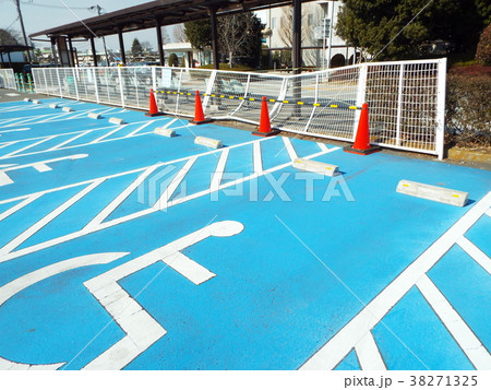 高齢者による踏み間違い事故が増加しています 38271325