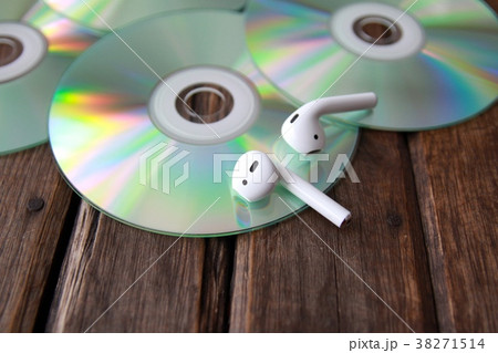 ワイヤレスイヤホンとCD 音楽イメージ ワイヤレスイヤホンとCD 音楽イメージ 38271514