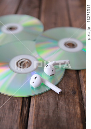 ワイヤレスイヤホンとCD 音楽イメージ ワイヤレスイヤホンとCD 音楽イメージ 38271515