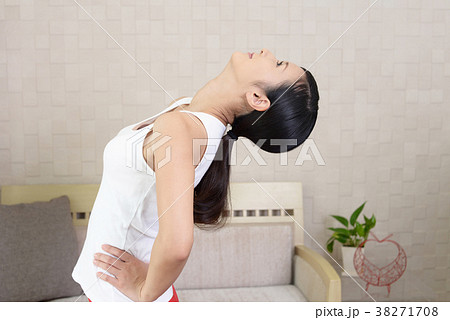 ストレッチをする女性 ストレッチをする女性 38271708