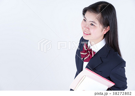 本とノートを持つ女子高生 38272802