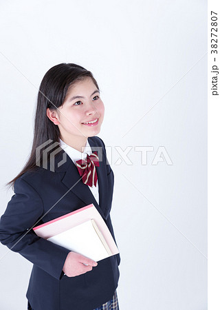 本とノートを持つ女子高生 本とノートを持つ女子高生 38272807