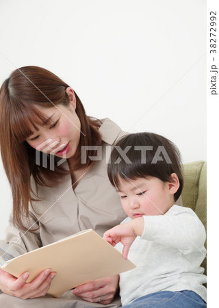 絵本を読む親子 38272992