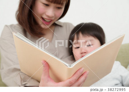 絵本を読む親子 38272995