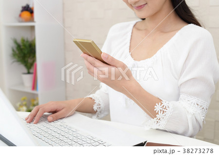 スマートフォンを持つ女性 スマートフォンを持つ女性 38273278