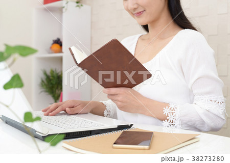 スケジュールを確認する女性 38273280