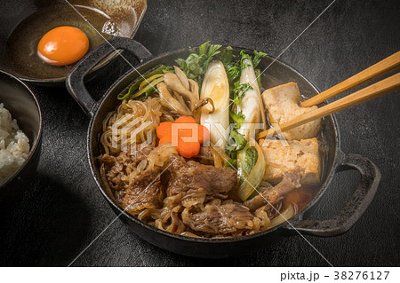 和牛肉ですきやき　Tasty sukiyaki Japanese cuisine  38276127