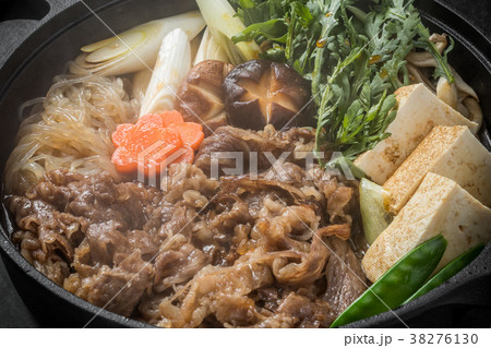 和牛肉ですきやき　Tasty sukiyaki Japanese cuisine  38276130