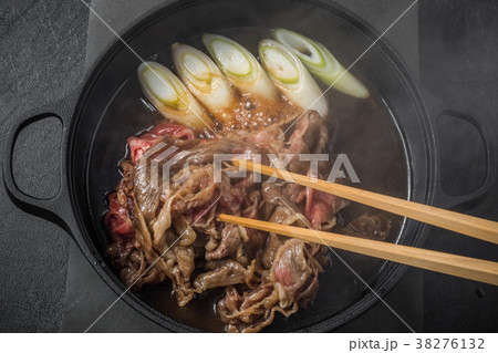 和牛肉ですきやき　Tasty sukiyaki Japanese cuisine  38276132