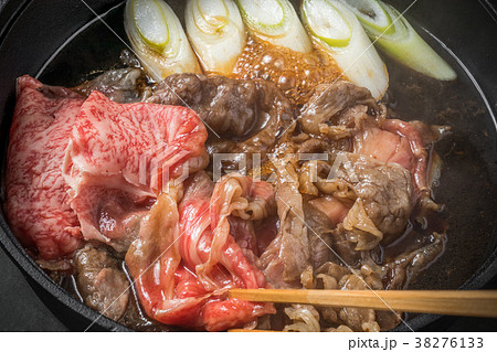 和牛肉ですきやき　Tasty sukiyaki Japanese cuisine  38276133