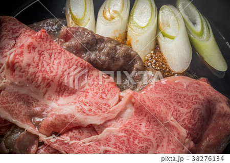 和牛肉ですきやき　Tasty sukiyaki Japanese cuisine  38276134