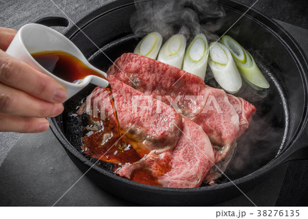 和牛肉ですきやき　Tasty sukiyaki Japanese cuisine  38276135
