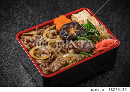 和牛肉ですきやき　Tasty sukiyaki Japanese cuisine  38276136