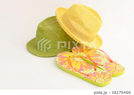 おしゃれな帽子とビーチサンダル 38276409