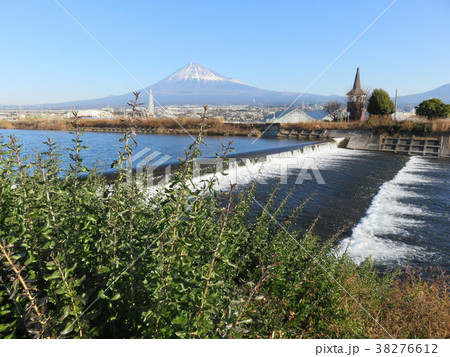 川と富士山 38276612