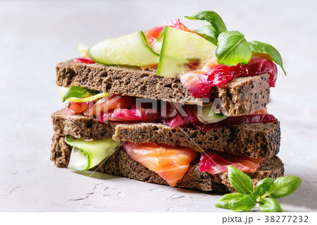 Beetroot marinated salmon sandwiches 38277232