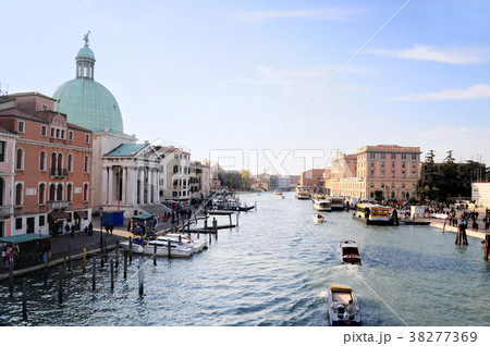 ヴェネチアのサン シメオーネ ピッコロ教会と大運河の写真素材