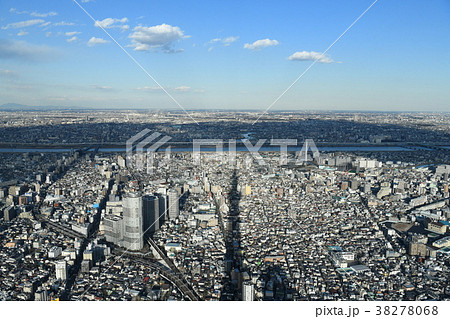 日本の東京都市景観 澄み渡る風景 東京スカイツリーの影 左奥に筑波山などが見える の写真素材