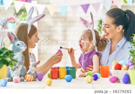 Family preparing for Easter 38279262