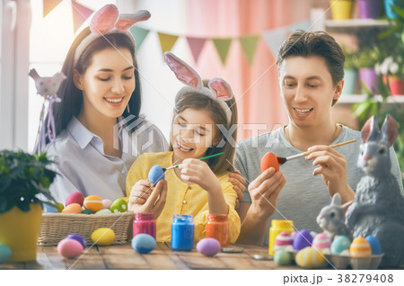 family are painting eggs 38279408