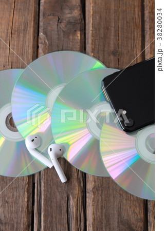ワイヤレスイヤホンとCDとスマホ　音楽イメージ 38280034