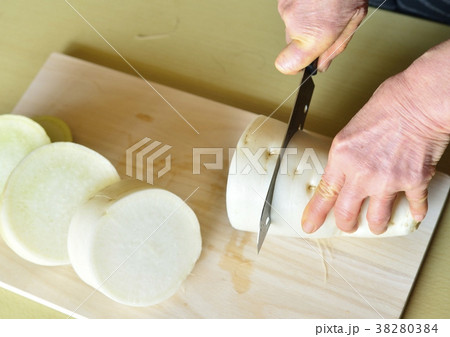 ブツ切る大根 38280384