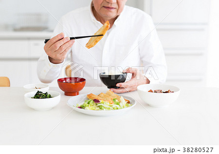 シニア 男性 食事 38280527