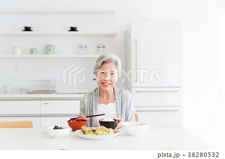 シニア 女性 食事 シニア 女性 食事 38280532