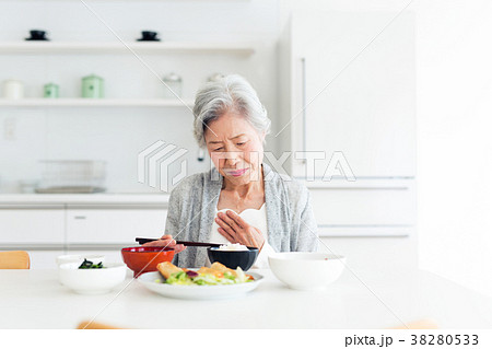シニア 女性 食事 38280533