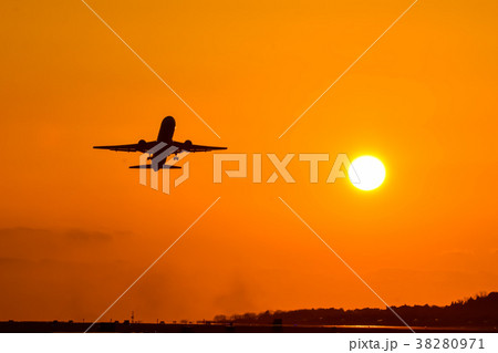 飛行機と夕焼け Good Luck Airplane And Sunsetの写真素材