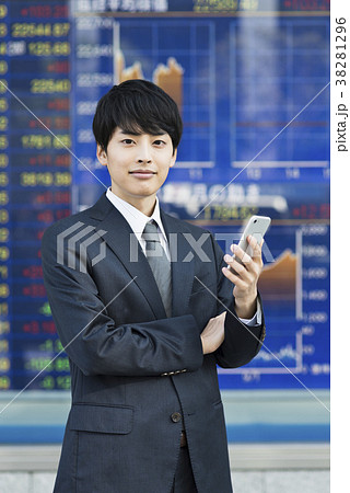 為替をスマホで確認するビジネスマン 為替をスマホで確認するビジネスマン 38281296