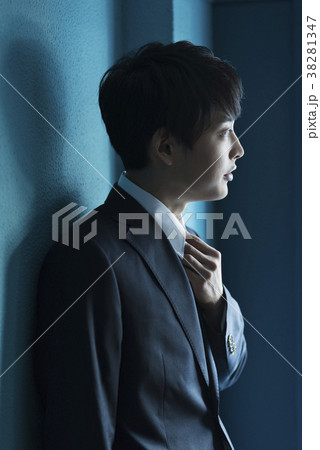 ネクタイを締める高校生 ネクタイを締める高校生 38281347