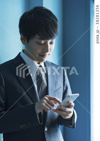 スマートフォンを持つビジネスマン 38281356