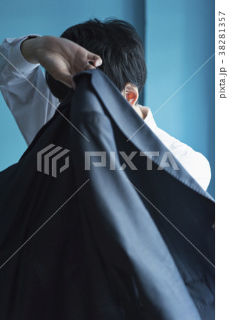 ジャケットを羽織るビジネスマン ジャケットを羽織るビジネスマン 38281357