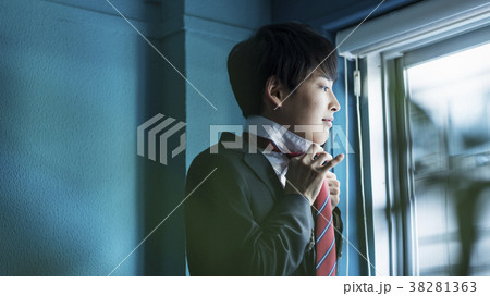 ネクタイを締める高校生 ネクタイを締める高校生 38281363