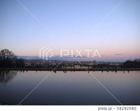 ウィーン＊夕暮れのシェーンブルン宮殿と庭園【オーストリア】 38282080