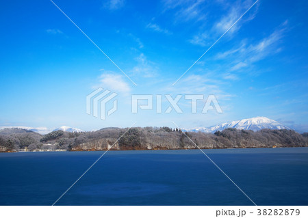 繋温泉より雪景色の七ツ森方面を望むの写真素材 3879