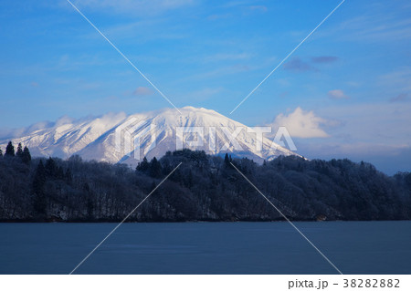 御所湖の湖畔より岩手山を望む 38282882