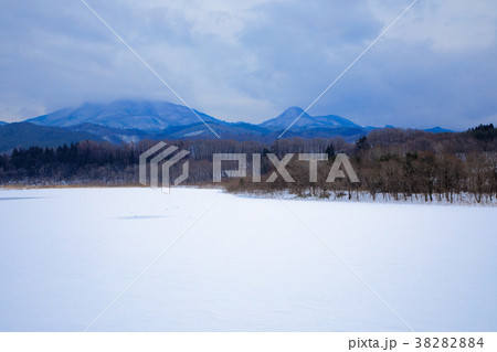 全面凍結の御所湖と周囲の山並みの雪景色 38282884
