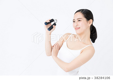 筋トレをする女性　白バックイメージ 38284106