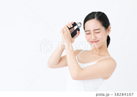 筋トレをする女性　白バックイメージ 38284107