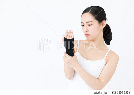 筋トレをする女性　白バックイメージ 38284108