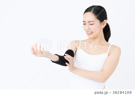 筋トレをする女性　白バックイメージ 38284109