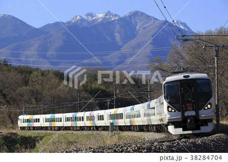 八ヶ岳バックを行く、特急あずさ号：E257系9両 38284704